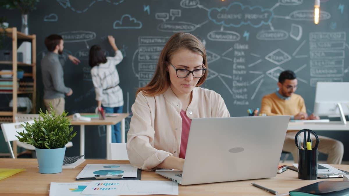 Profesional en un espacio de trabajo moderno